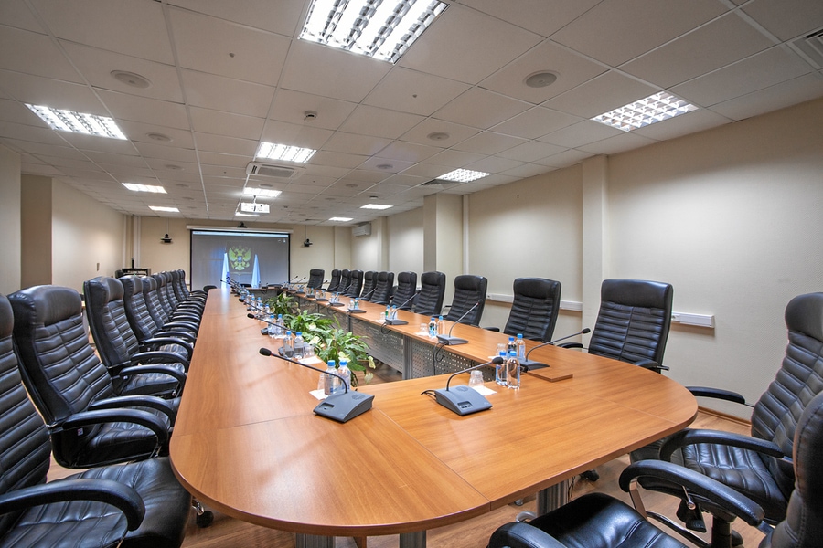 Оснащение залов для проведения совещаний: особенности подбора оборудования в Екатеринбурге | SkyDynamics